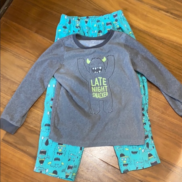 Carter’s fuzzy PJ set size 6 - Picture 1 of 5